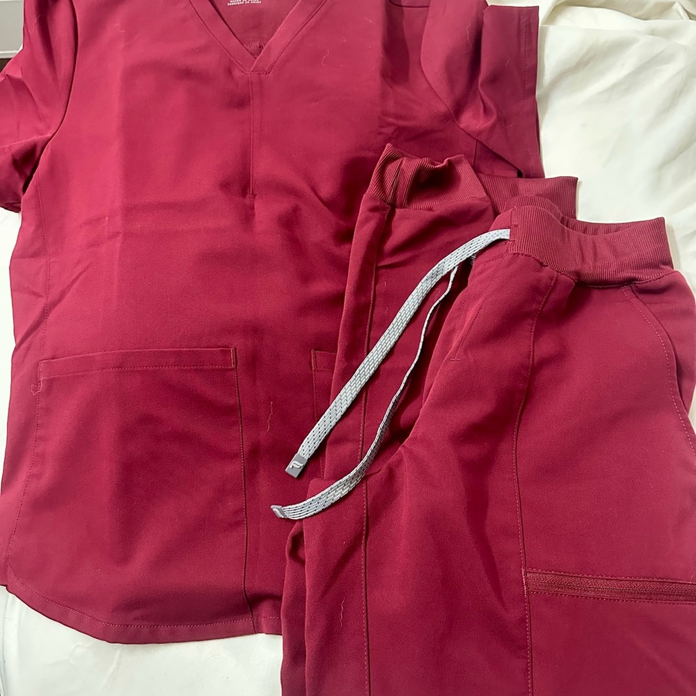 Fabletics Scrub Set size Small S/S Scrub Joggers & Small Top Burgundy Maroon